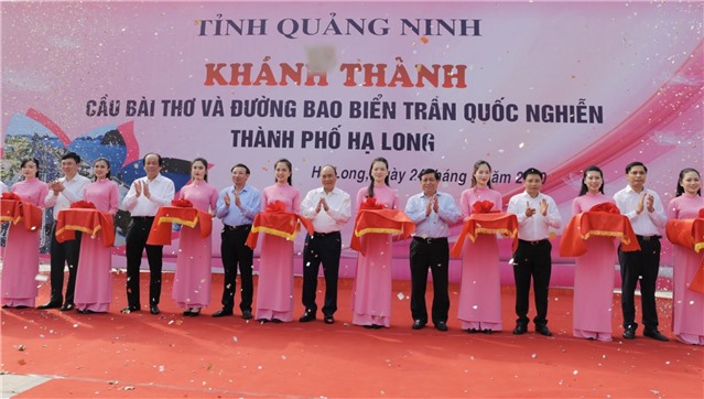 Thủ tướng Chính phủ Nguyễn Xuân Phúc cắt băng khánh thành cầu Bài Thơ và đường bao biển Trẩn Quốc Nghiễn