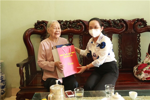 Đồng chí Nguyễn Thị Vân Hà, Phó Chủ tịch HĐND thành phố thăm, tặng quà gia đình chính sách nhân dịp 27/7