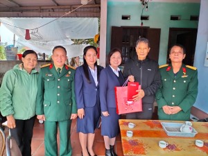 Hội Cựu chiến binh Phường tặng quà Tết cho hội viên gia đình chính sách, người có công với cách mạng trên địa bàn phường Hà Khẩu