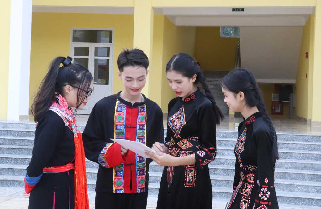 Học sinh Trường THCS&THPT Quảng La (TP Hạ Long) vui mừng được học trong ngôi trường mới khang trang