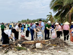 Dọn vệ sinh môi trường vì một “Hạ Long - kiểu mẫu, hiện đại, giàu đẹp, văn minh, nghĩa tình”